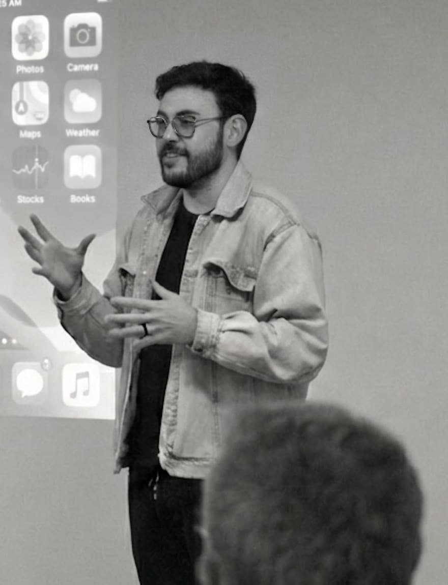 Alex Santos 向在座學員主講數碼技能培訓課程
